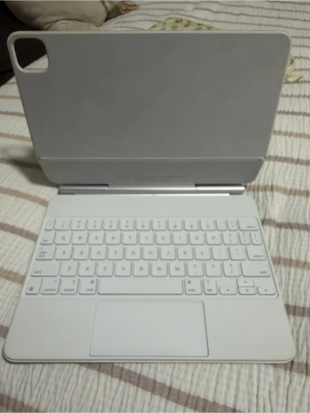 Apple White Silicone Smart Folio for iPad with Camera Cutout